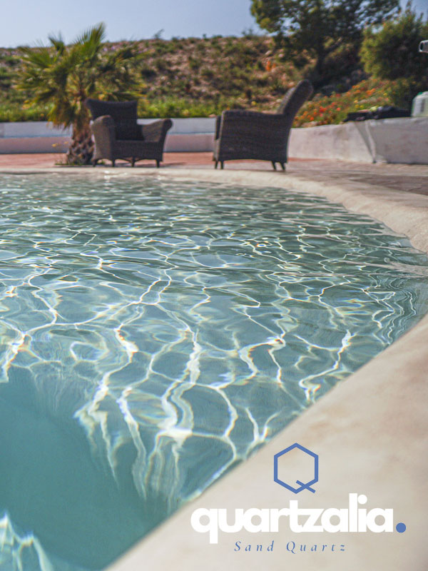 Piscina de arena en villa de lujo
