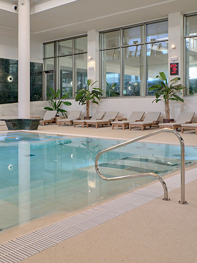 Vista cenital de playa interior y zona wellness