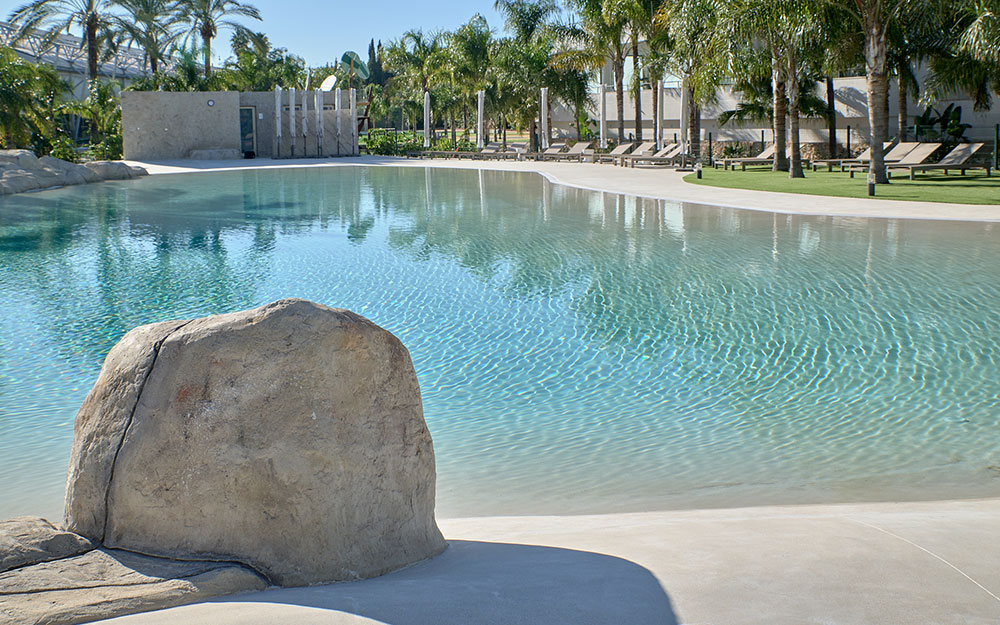 piscina de arena con revestimiento de granito cuarzo - la Eliana valencia │ Quartzalia